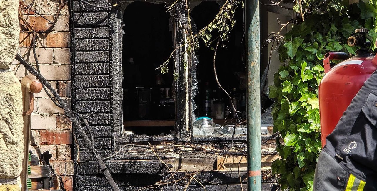 Das Feuer des brennenden Grills griff auch die Hausfassade an.