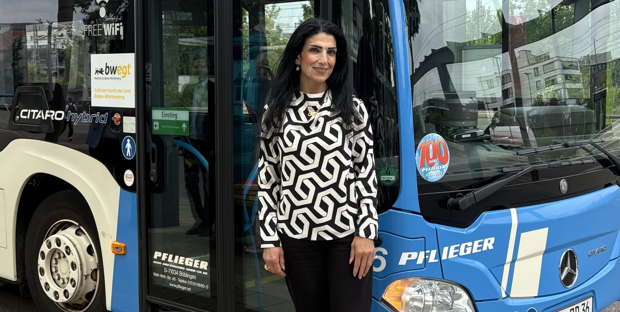 Busfahrerin Anwer Ahmed vor ihrem Linienbus.