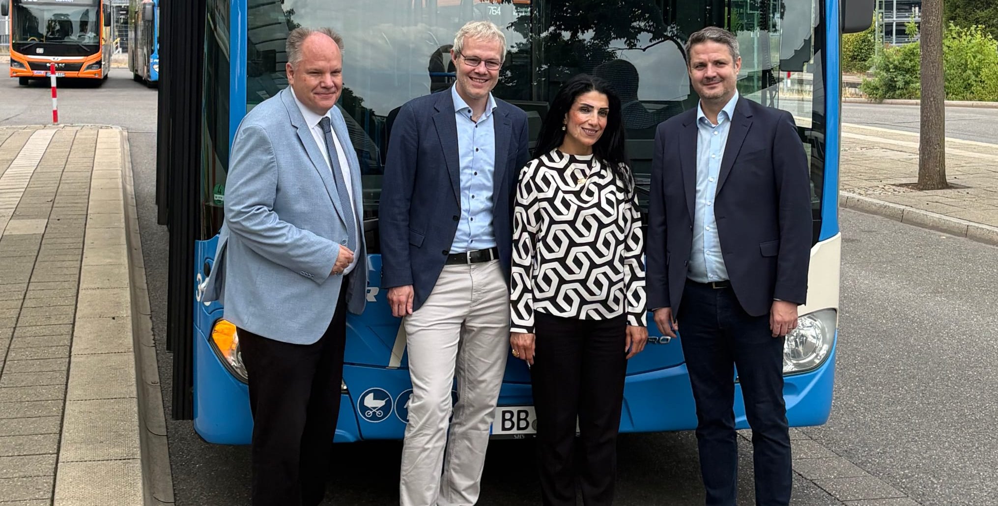 Pflieger-Geschäftsführer Dirk Neurath, VVS-Geschäftsführer Jan Neidhardt und Gernot Kämmerer vom Landkreis Böblingen würdigen die Leistungen der Preisträgerin Anwer Ahmed.