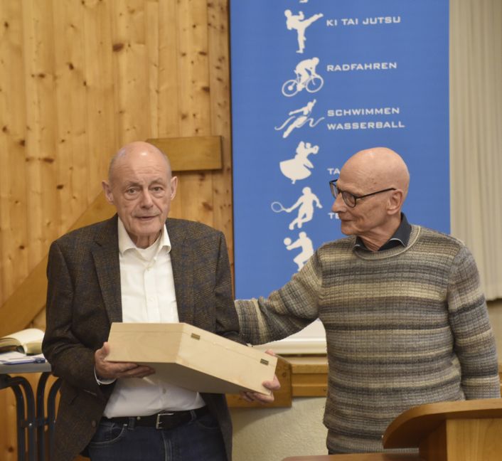 Claus Lehners (rechts), der stellvertretende Vorsitzende des TV Darmsheim, verabschiedet Franz Klitsch nach 28 Jahren in den Funktionärsruhestand.
