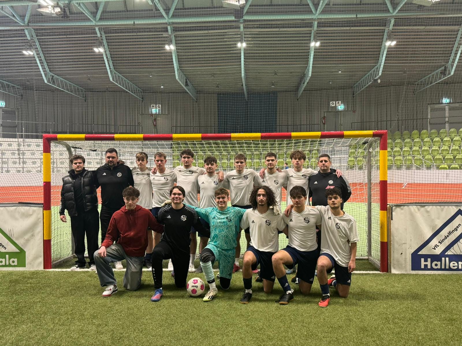 Chefcoach Achim Häusler (stehend, Zweiter von links) hat die A-Junioren des VfL Sindelfingen beim Städtecup im heimischen Glaspalast zum Titel geführt.Bild: Zvizdiç