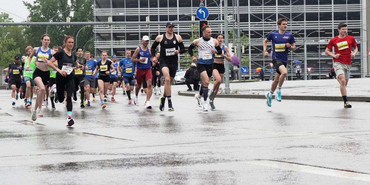 Start an Tor 3: Leonard Baranski (Zweiter von rechts) siegt über die kürzere Strecke, Robert Meyer (Mitte, in Schwarz) gewinnt den Hauptlauf.