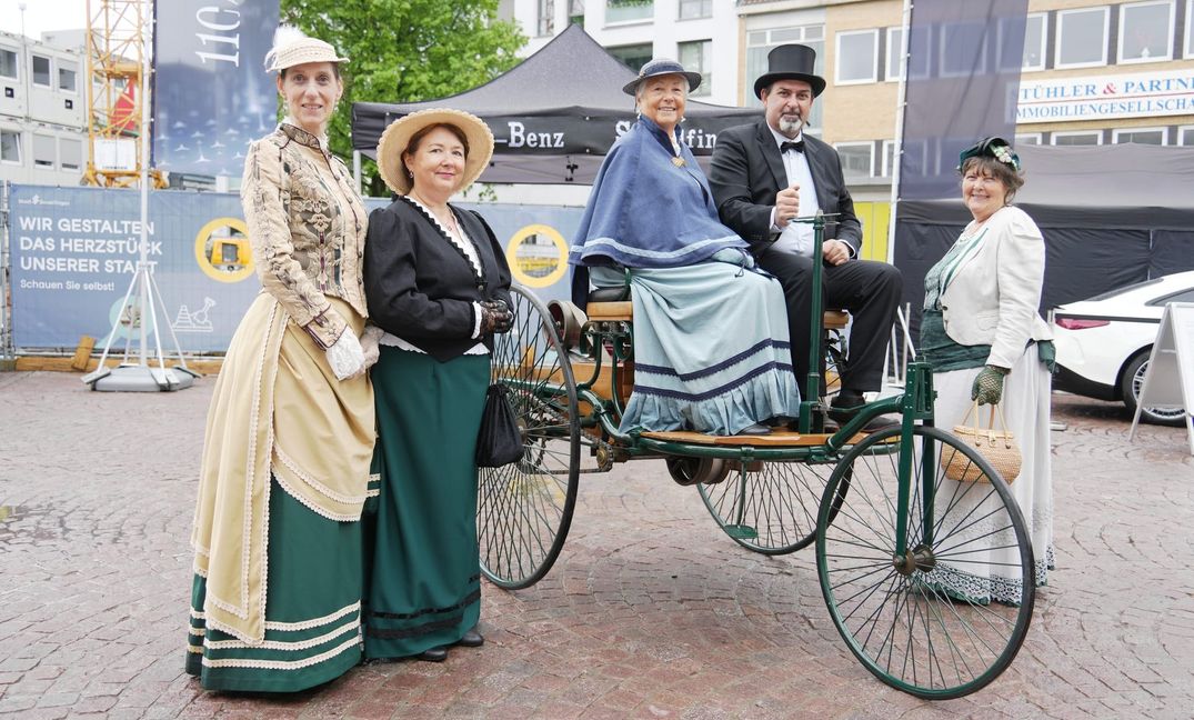 Zeitreise: Tanja Hatt, Anja Mauch, Christa Mauch, Francesco Frasca und Irene Ockert auf dem Patent-Motorenwagen (von links).