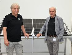 Eberhard Schmidt (links) und Jürgen Müller, die beiden geschäftsführenden Gesellschafter der Silberform Energy Solutions GmbH. Im Lauf der nächsten zwölf Monate soll ihr Unternehmen zusammen mit dem Fraunhofer Institut selbstreinigende Solarmodule entwickeln.