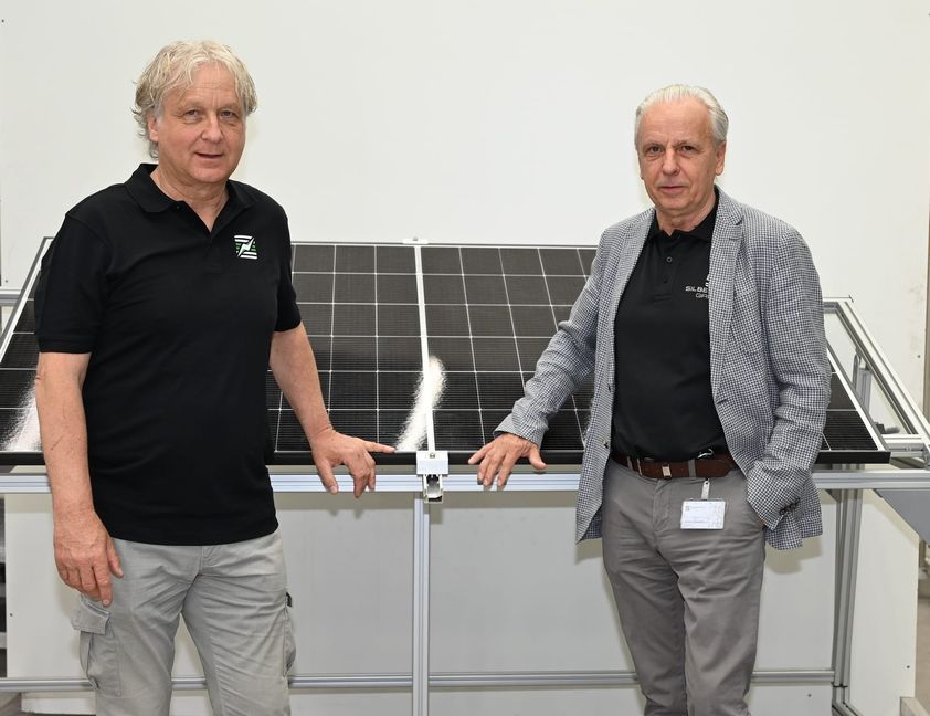 Eberhard Schmidt (links) und Jürgen Müller, die beiden geschäftsführenden Gesellschafter der Silberform Energy Solutions GmbH. Im Lauf der nächsten zwölf Monate soll ihr Unternehmen zusammen mit dem Fraunhofer Institut selbstreinigende Solarmodule entwickeln.
