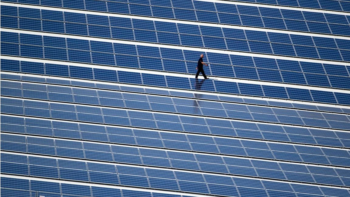 Zu den Maßnahmen im Kampf gegen den Klimawandel zählt auch der Ausbau der Solarenergie. Einigen Staaten in der EU sind die Vorgaben inzwischen allerdings zu eng gesteckt.