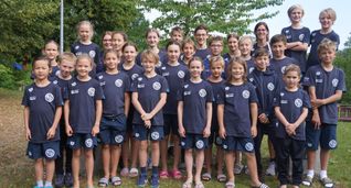 Das VfL-Team bei den Württembergischen Meisterschaften in Böblingen: von links nach rechts hinten: Lara Seibt, Stefanie Gsell, Hannah Brauer, Anne Kufleitner Nicolai Miller, Felix Illeson, Lisa Kufleitner, Angelika Illeson, Ezra u. Daniel Kralick; Mitte: Irina Zhabistskaya, Laura Gsell, Selina Mutschler, Tim Boese, Lukas Fritzsche, Julian Schweizer, Clemens Schmidt, Jaron Mößner; Vorne: Kaja Slupski, Ben Krämer, Marlene Hoffmann, Eva Schmidt, Benjamin Bauer, Dana Krauß, Kai De Witt, Ben Kilper, Dominik Jagic, Jakob Gäb. Es fehlen: Ryan Villarroel, Yuhan Wei, Nina Löffler.