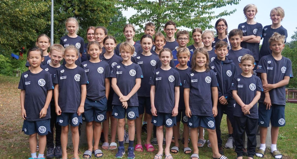 Das VfL-Team bei den Württembergischen Meisterschaften in Böblingen: von links nach rechts hinten: Lara Seibt, Stefanie Gsell, Hannah Brauer, Anne Kufleitner Nicolai Miller, Felix Illeson, Lisa Kufleitner, Angelika Illeson, Ezra u. Daniel Kralick; Mitte: Irina Zhabistskaya, Laura Gsell, Selina Mutschler, Tim Boese, Lukas Fritzsche, Julian Schweizer, Clemens Schmidt, Jaron Mößner; Vorne: Kaja Slupski, Ben Krämer, Marlene Hoffmann, Eva Schmidt, Benjamin Bauer, Dana Krauß, Kai De Witt, Ben Kilper, Dominik Jagic, Jakob Gäb. Es fehlen: Ryan Villarroel, Yuhan Wei, Nina Löffler.