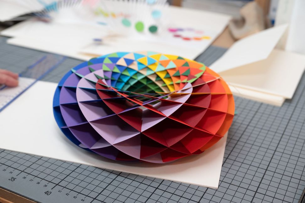 Die mathematische Figur "Torus" setzt Martina Lorenz in Papier um.