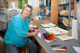 Noch ist der Papierarbeitsplatz von Martina Lorenz beengt. Das soll sich in Kürze ändern.