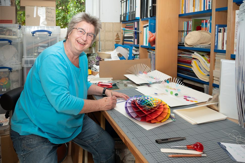 Noch ist der Papierarbeitsplatz von Martina Lorenz beengt. Das soll sich in Kürze ändern.