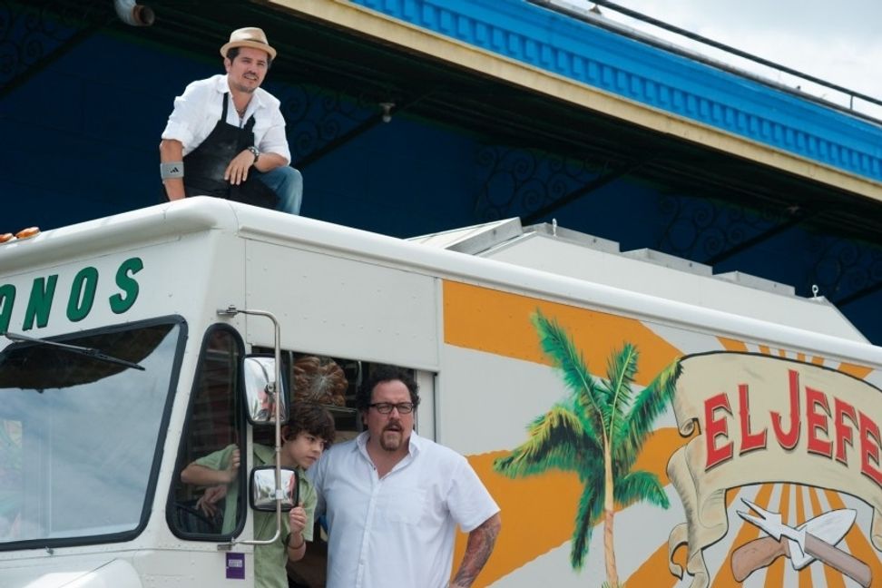 Mit dem Food-Truck geht es für Gourmet-Koch Carl (John Favreau, stehend) in die große Freiheit. Dann heißt es „Kiss the Cook – So schmeckt das Leben“.    Bild: z