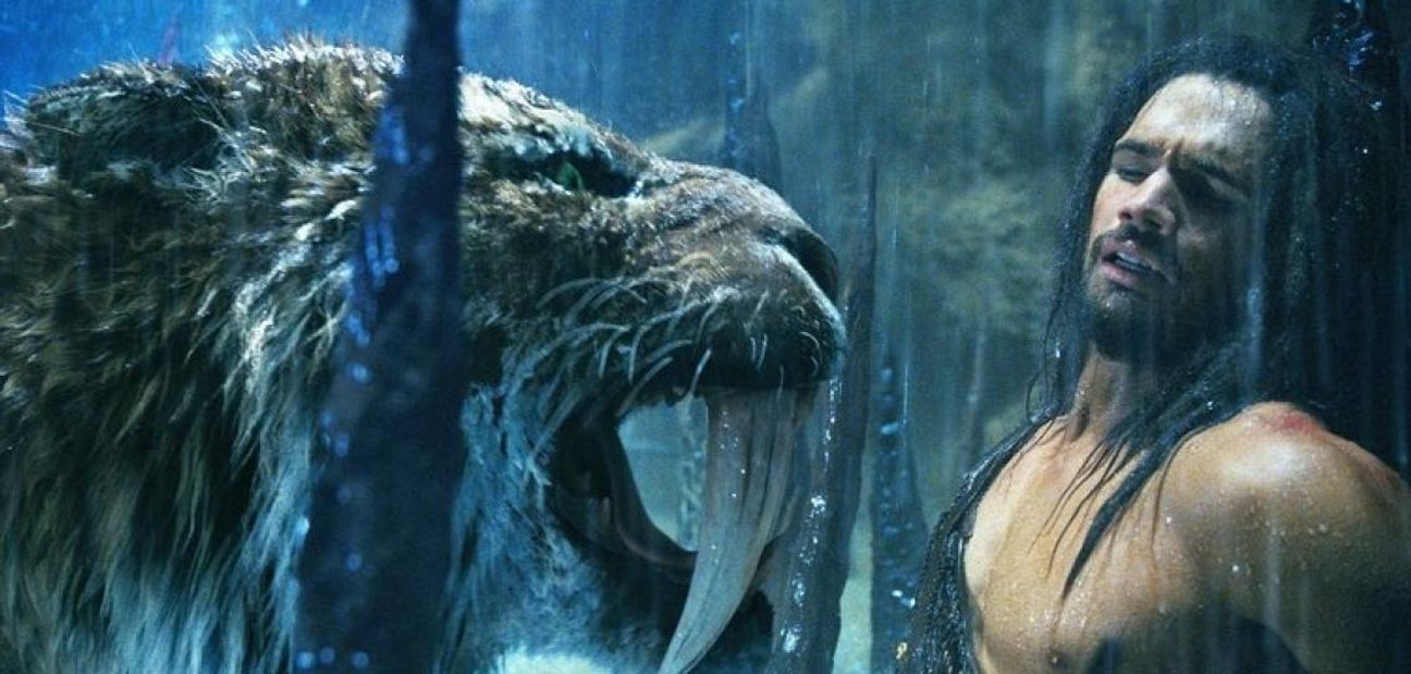 Roland Emmerichs Held „D'Leh“ muss in „10.000 B.C.“ allerlei brenzlige Situationen überleben. Dabei sucht er nur seine Liebste.    Bild: z