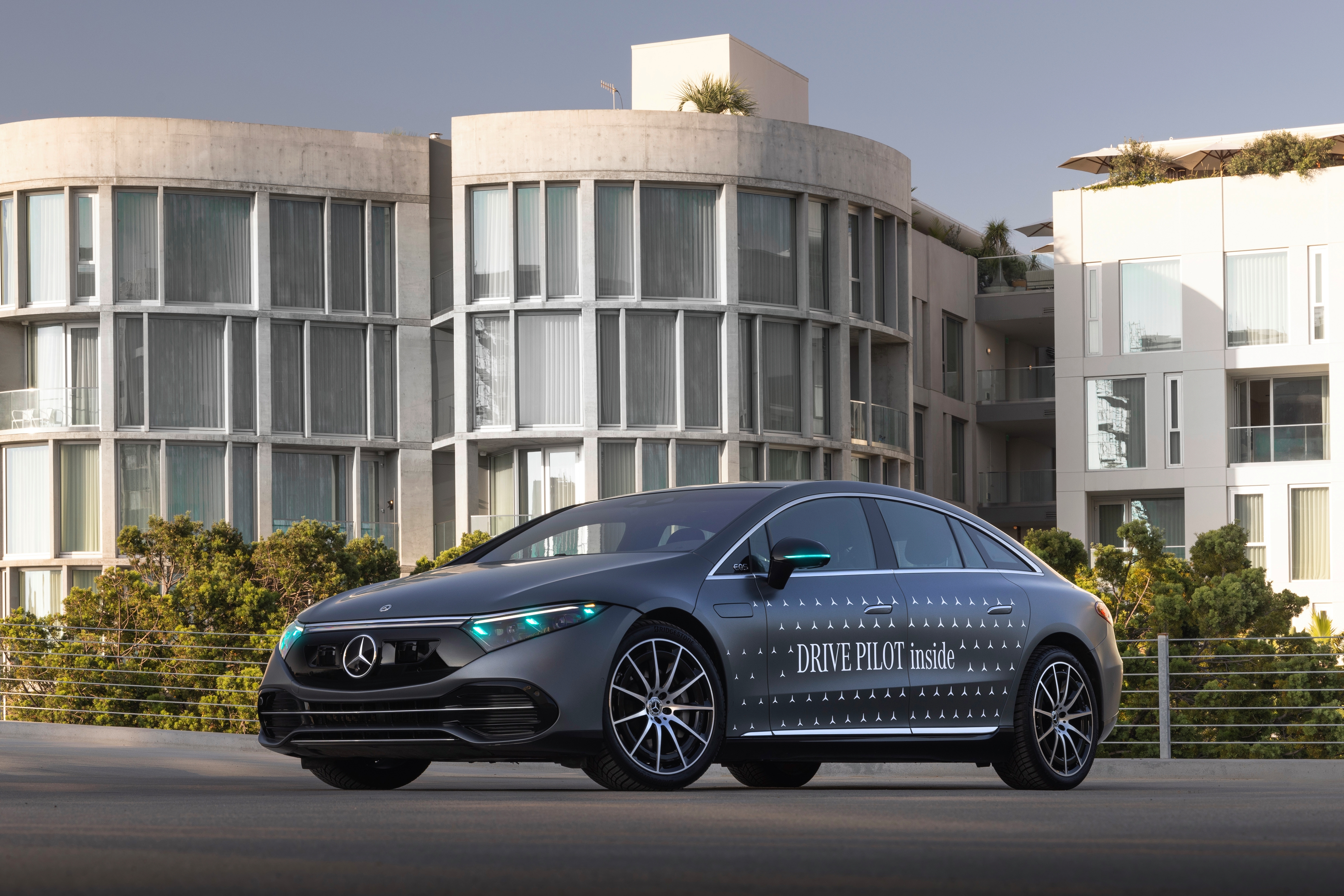 Anfang 2024 werden die ersten US-Kundenfahrzeuge mit DRIVE PILOT ausgeliefert. Die EQS-Limousinen und S-Klassen des Modelljahres 2024 werden über teilnehmende Mercedes-Benz Vertragshändler in Kalifornien und Nevada verfügbar sein. Bild: z