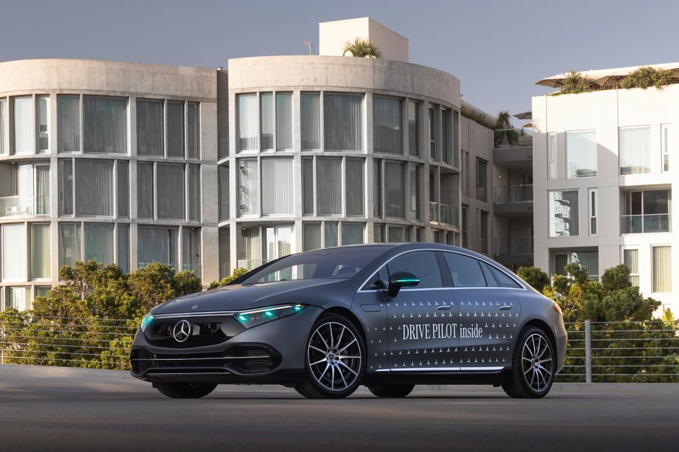 Anfang 2024 werden die ersten US-Kundenfahrzeuge mit DRIVE PILOT ausgeliefert. Die EQS-Limousinen und S-Klassen des Modelljahres 2024 werden über teilnehmende Mercedes-Benz Vertragshändler in Kalifornien und Nevada verfügbar sein. Bild: z