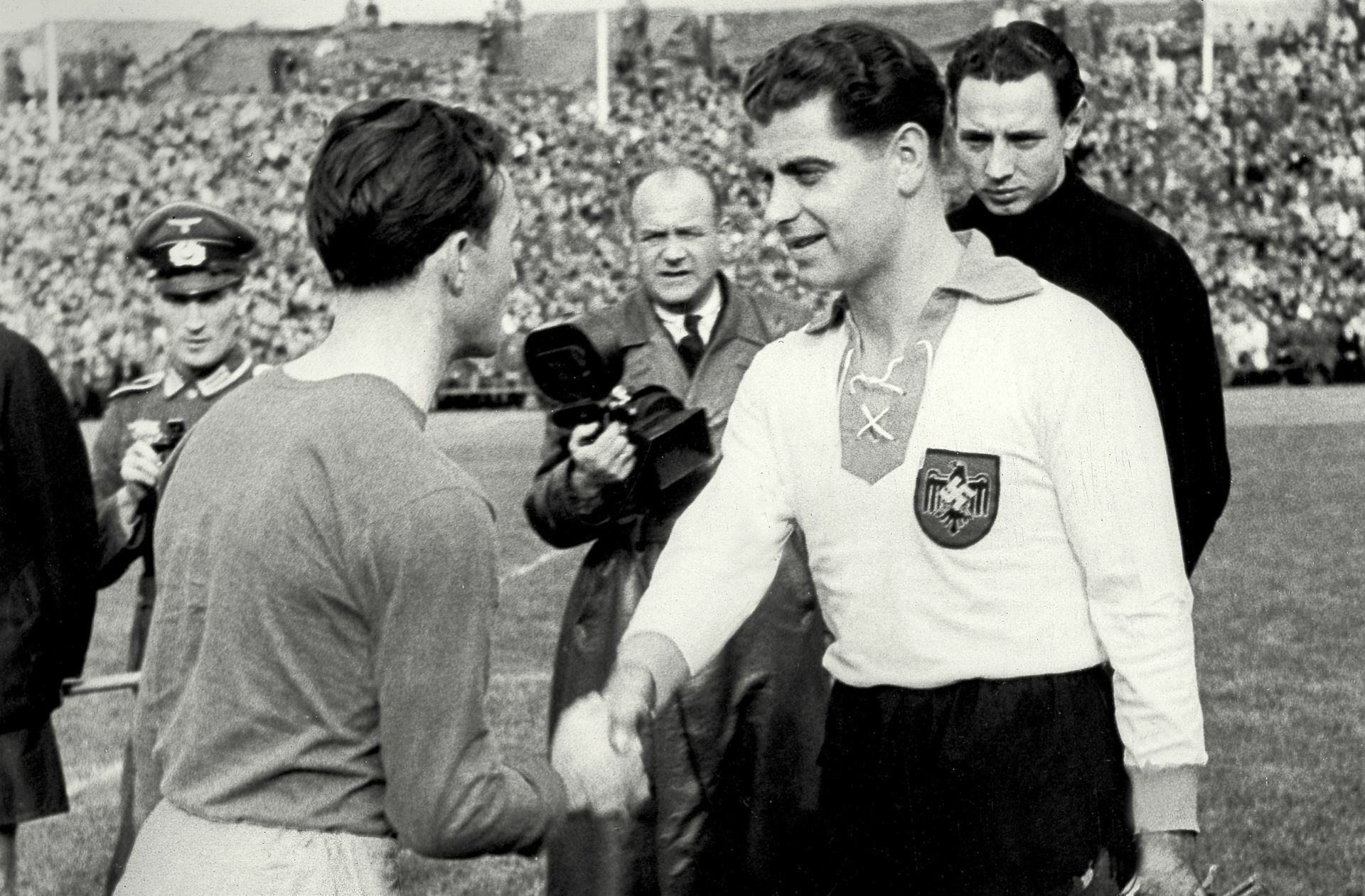 Paul Janes (re.) erhält Gratulationen zu seinem 70. Einsatz in der deutschen Nationalmannschaft vor dem Länderspiel zwischen Deutschland und Kroatien in Stuttgart.

Foto: ullstein bild