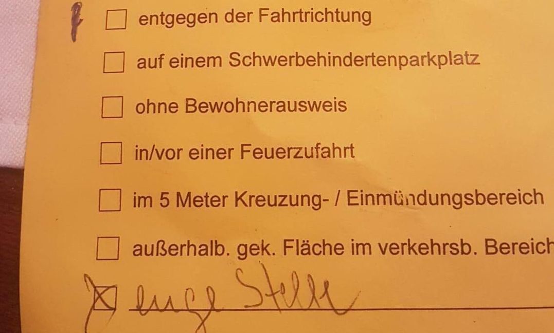 Einer der gelben Zettel, die im Schleicher verteilt wurden.Bild: z