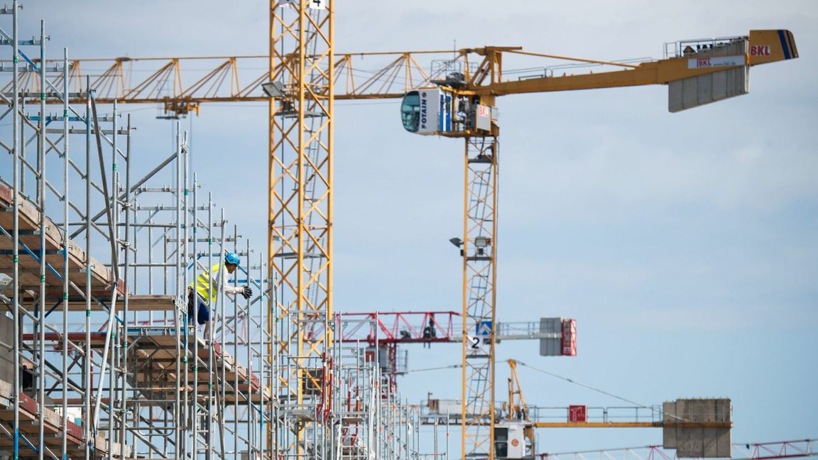Viele Kräne arbeiten zurzeit nur noch laufende Projekte ab.