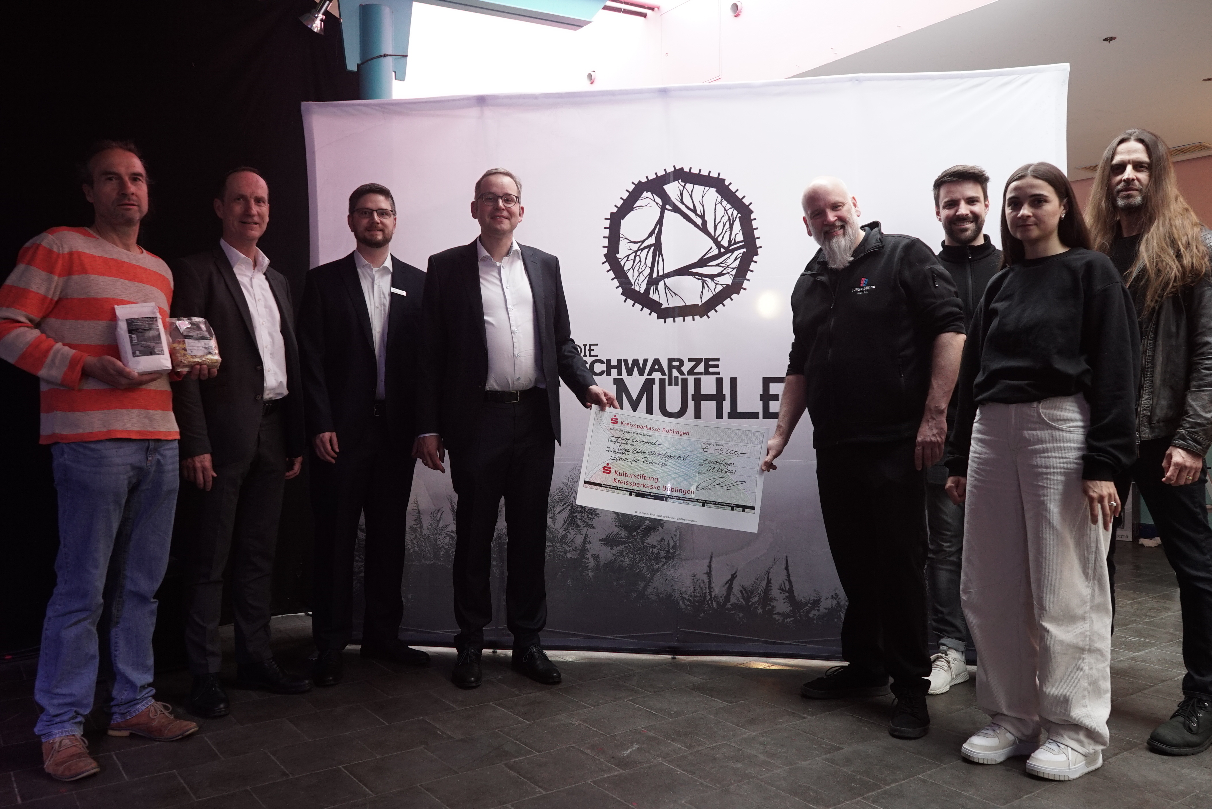 Der Betreiber der Altdorfer Mühle Jörg Ruthardt, von der Kreissparkasse Frank Fausel, Sascha Herrmann und Vorstandsvorsitzender Michael Fritz, Komponist und Regisseur Ingo Sika, Komponist und Chorleiter Daniel Fix, Müller-Tochter Lina Ruthardt und Komponist und musikalischer Leiter Oliver Palotai (von links).    Bild: Heiden