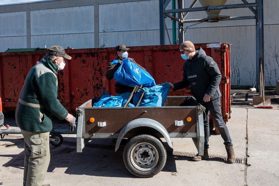 Ein Hänger voll Müll aus dem Wald, Walter und Victor Heller haben fleißig gesammelt und beim Entladen packte Bürgermeister Lukas Rosengrün mit  an. Bild: Nüßle