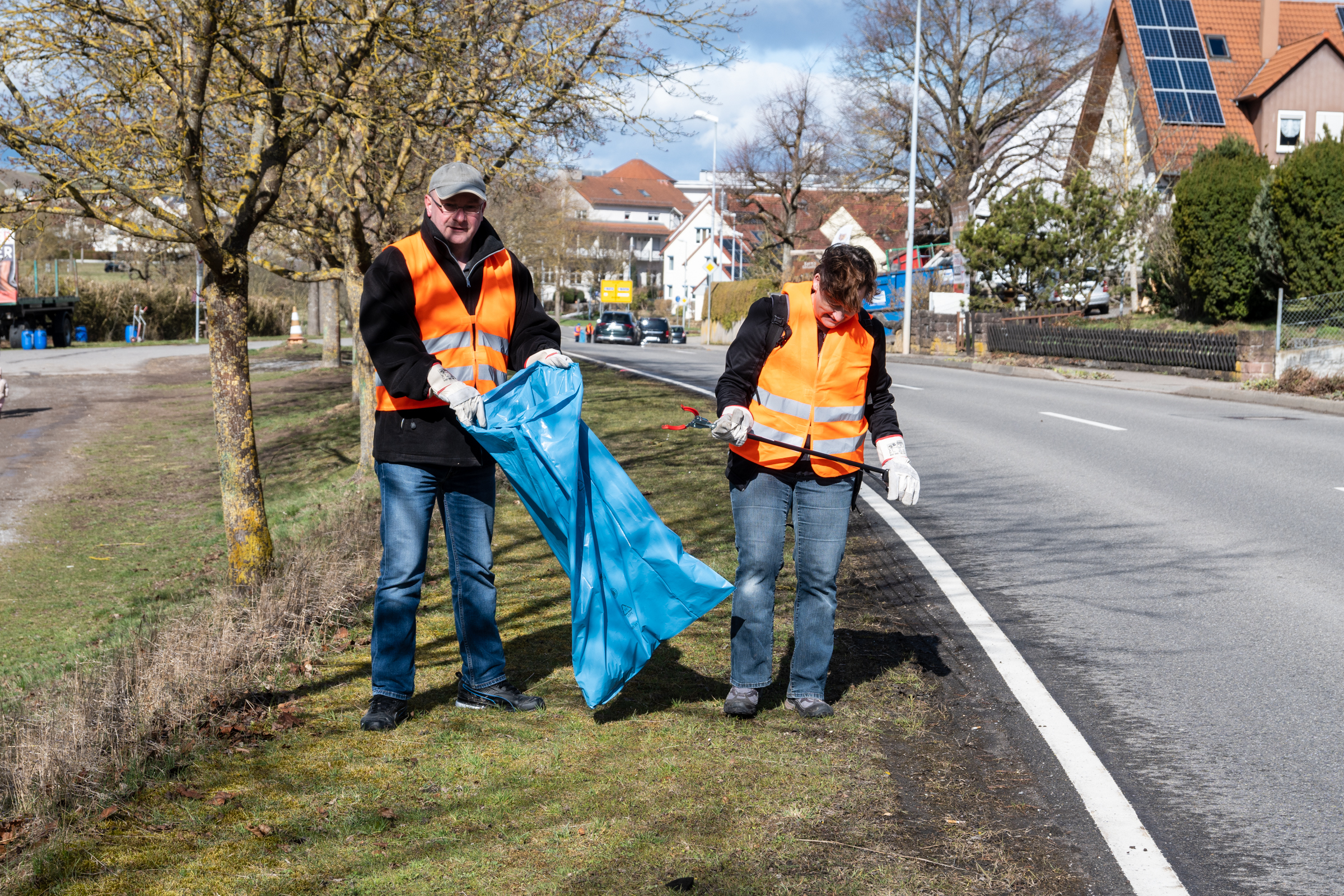Viele Kippen, Plastikschnipsel und auch die ein oder andere Masken sammelten Christine und Elmar Hecht. Bild: Nüßle