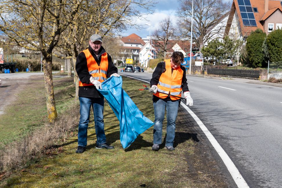 Viele Kippen, Plastikschnipsel und auch die ein oder andere Masken sammelten Christine und Elmar Hecht. Bild: Nüßle