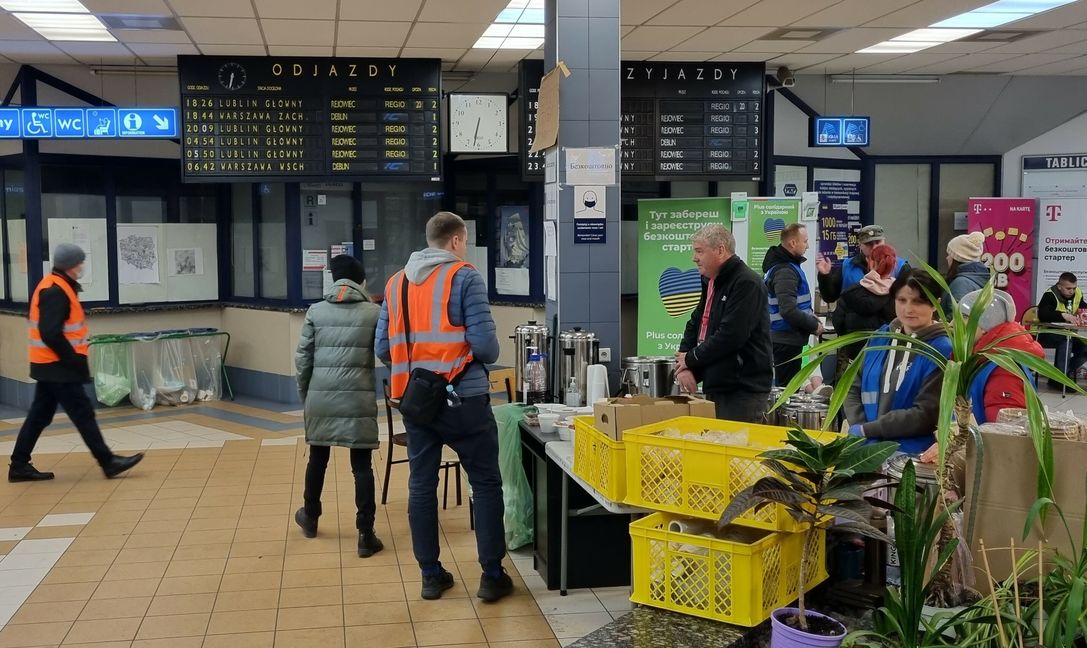 Bis zu 10 000 Flüchtlinge kommen täglich und zumeist in der Dunkelheit aus der Ukraine am Chelmer Bahnhof an. Menschen, die von den Chelmern aufopferungsvoll versorgt und betreut werden.