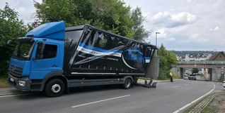 Die Plane des Lastwagens hatte nach der Durchfahrt der Brücke Schlagseite.