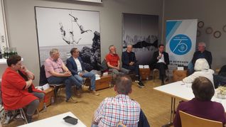 Von links: Gerlinde Feine (SPD), Markus Helms (Die Grünen), Dr. Thorsten Breitfeld (CDU), Ralf Sklarski (Freie Wähler), Dr. Detlef Gurgel (FDP), Ewald Agresz (Präsident SV Böblingen) und Moderator Hans-Jörg Zürn (SZ/BZ).