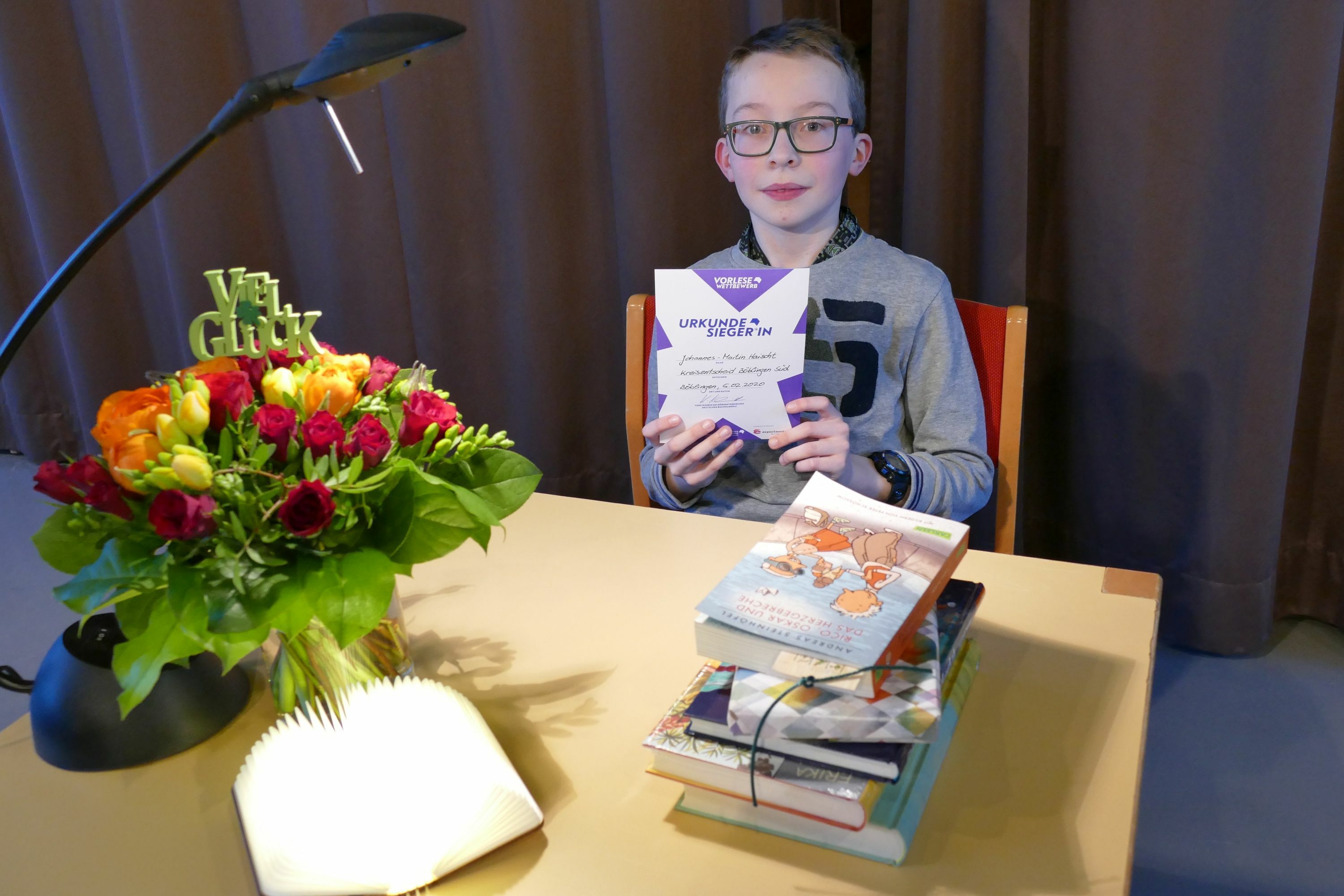 Da ist einer zu Recht stolz: Johannes-Martin Haischt vom Böblinger Otto-Hahn-Gymnasium hat den Kreisentscheid des Vorlesewettbewerbs gewonnen.                     Bild: Lück