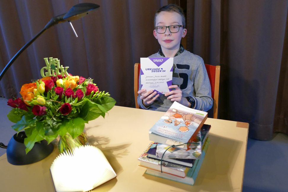 Da ist einer zu Recht stolz: Johannes-Martin Haischt vom Böblinger Otto-Hahn-Gymnasium hat den Kreisentscheid des Vorlesewettbewerbs gewonnen.                     Bild: Lück