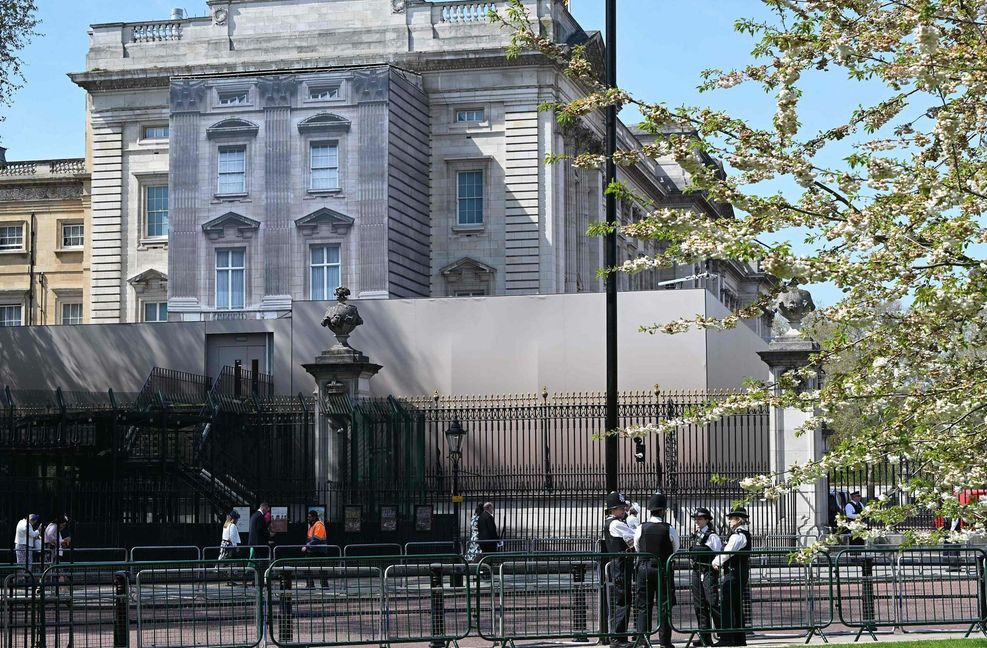 Polizei und ein Sichtschutz vor dem Buckingham Palace