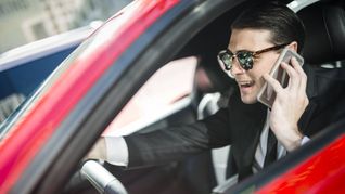 Handy am Ohr während des Autofahrens: Es könnte das letzte Gespräch im Leben sein.