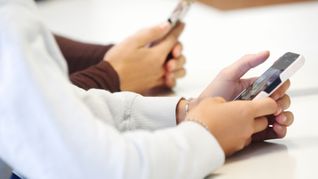 16- bis 18-Jährige sprechen sich gegen ein Handyverbot an Schulen aus (Archivbild).