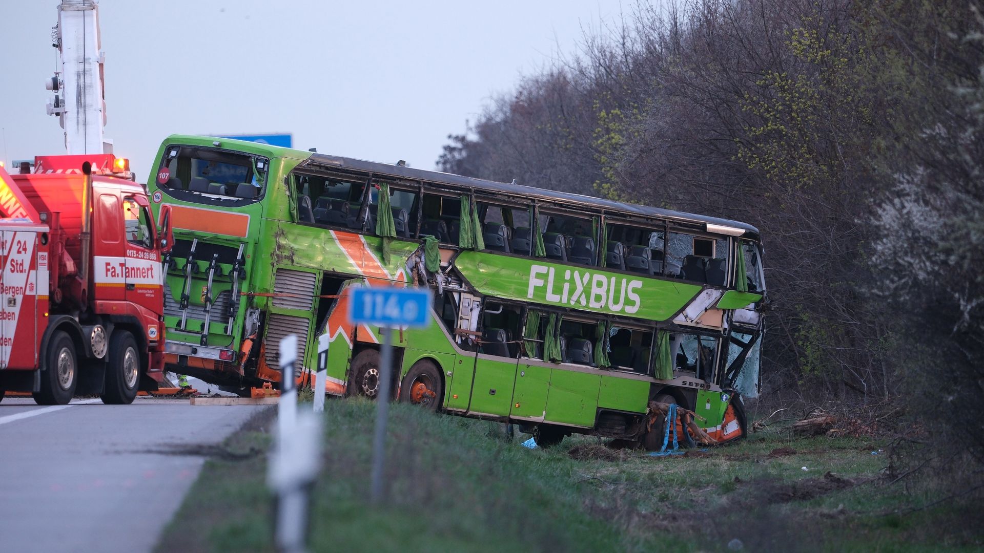 Auf der A9 bei Leipzig ist ein Reisebus verunglückt.