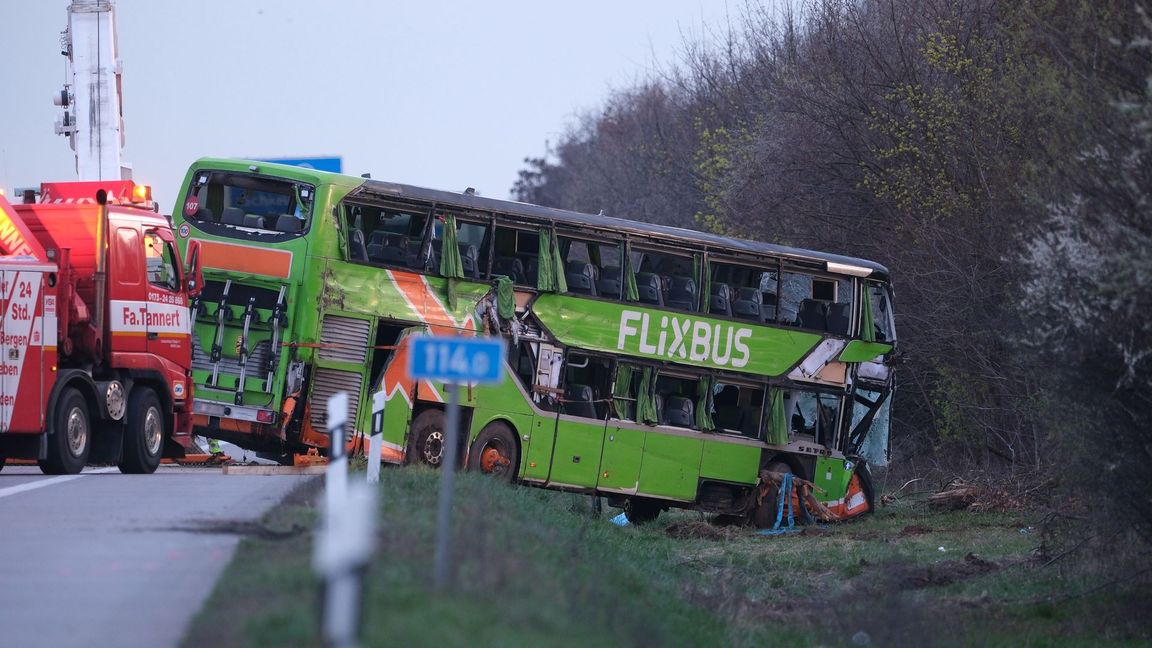 Auf der A9 bei Leipzig ist ein Reisebus verunglückt.