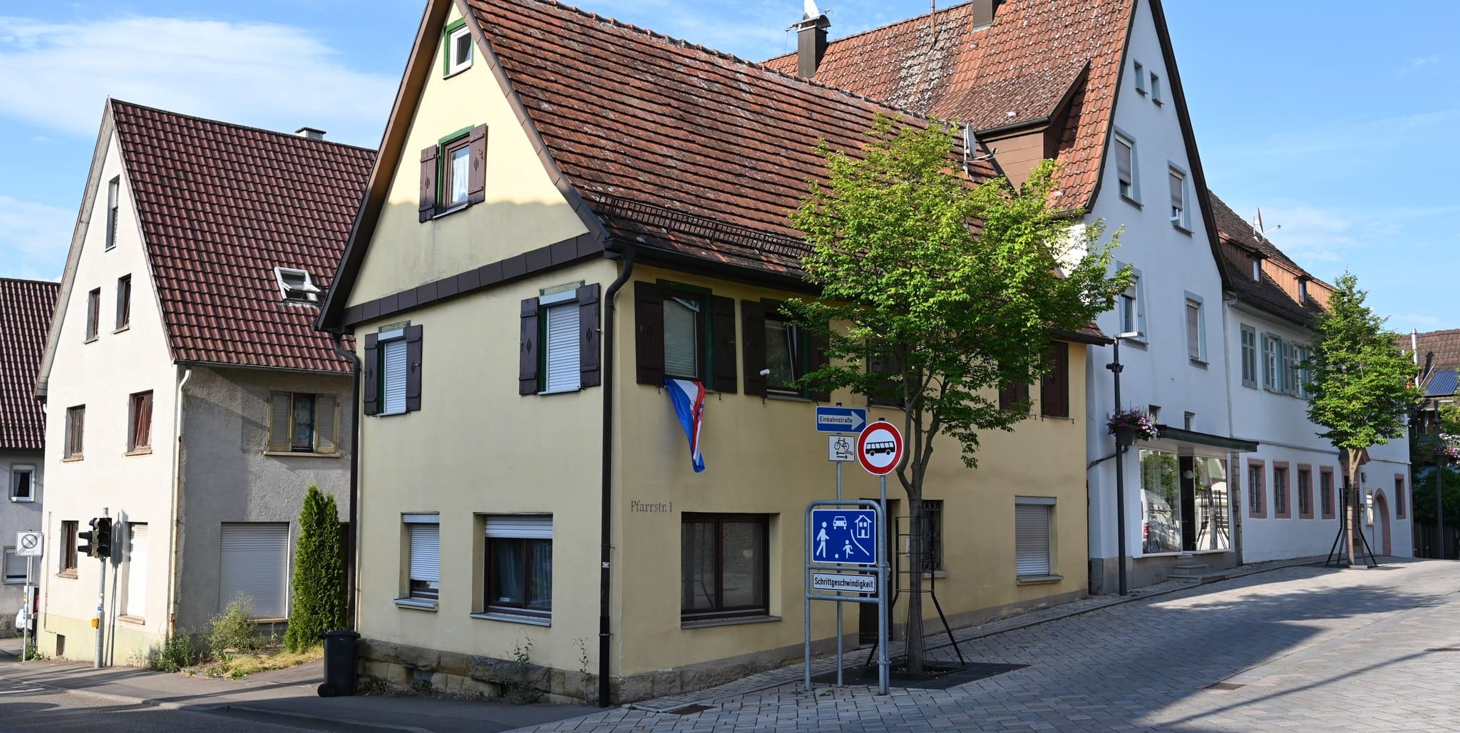Die Ecke Neue-Stuttgarter Straße/Pfarrstraße in Magstadt. Ganz links steht das Gebäude Neue Stuttgarter Straße 2. Das gelbe Haus am Eck ist die Pfarrstraße 1. Auf dieses folgt mit dem Giebel zur Pfarrstraße die Neue Stuttgarter Straße 2/1 und daran anschl