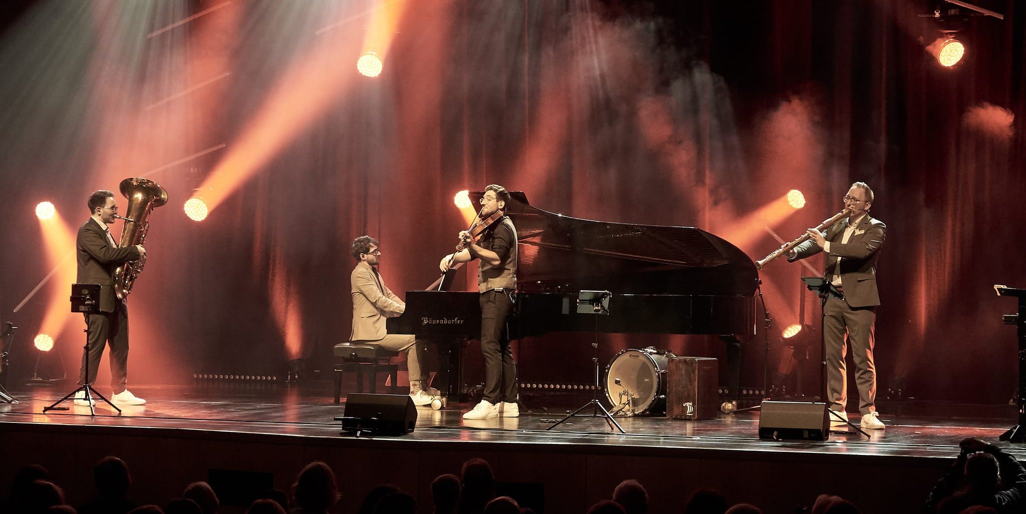 Farbenfrohe Lichtshow beim Puls-Konzert der Hanke Brothers.