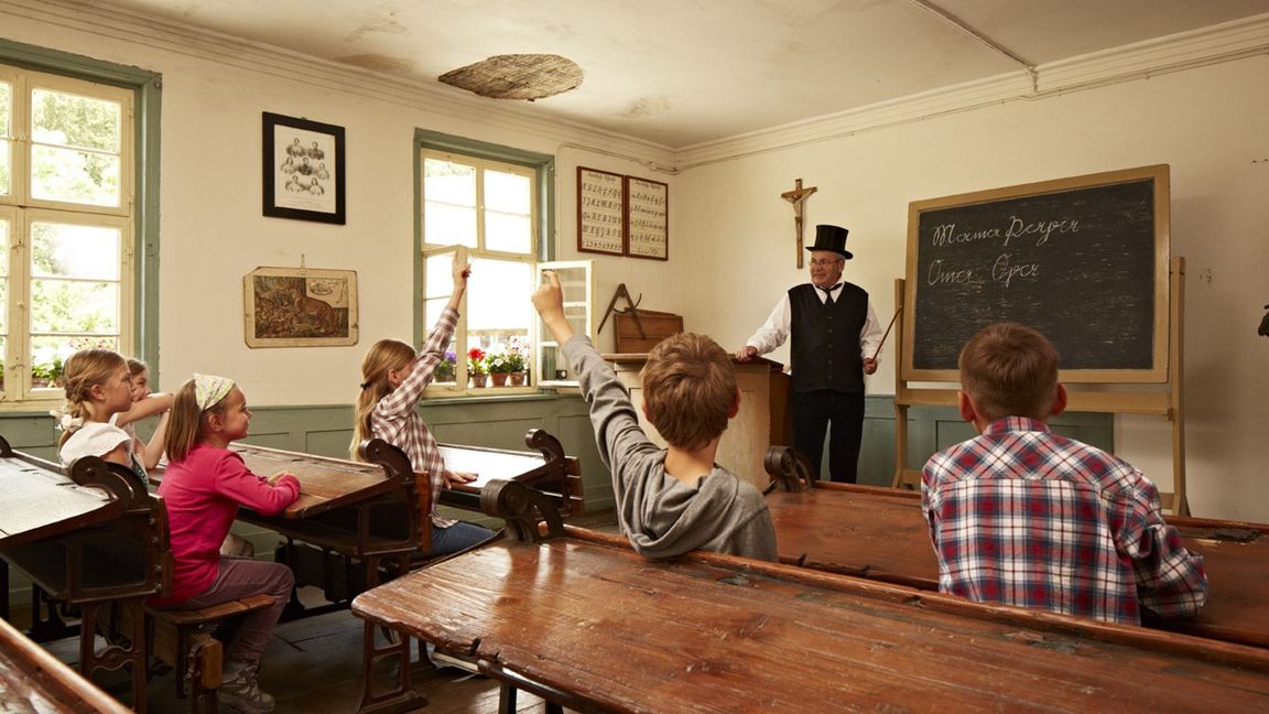Ausprobieren erwünscht: Kinder spielen Lernen, wie es ihre Ur-Ur-Großeltern getan haben.