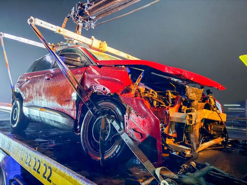 Beide Autos mussten abgeschleppt werden. Bild: SDMG / Dettenmeyer