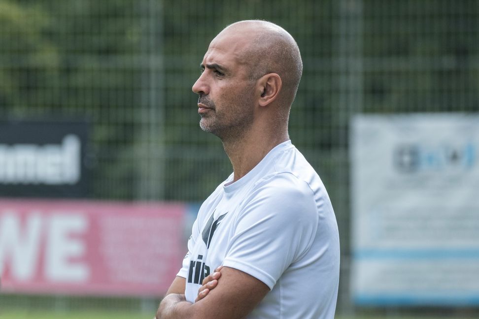 Mario Estasi beim Pokalspiel des FC Holzhausen gegen den VfL Pfullingen. Bild: Eibner