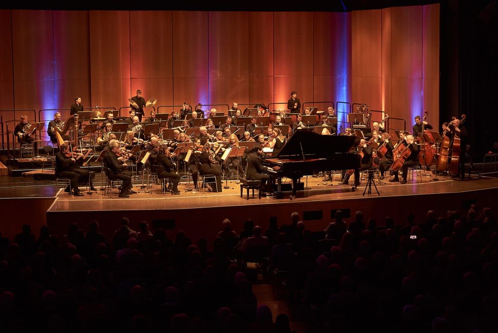 Jonathan Hanke als Klaviersolist beim Jazz-Up-Konzert des Sinfonieorchesters Sindelfingen.