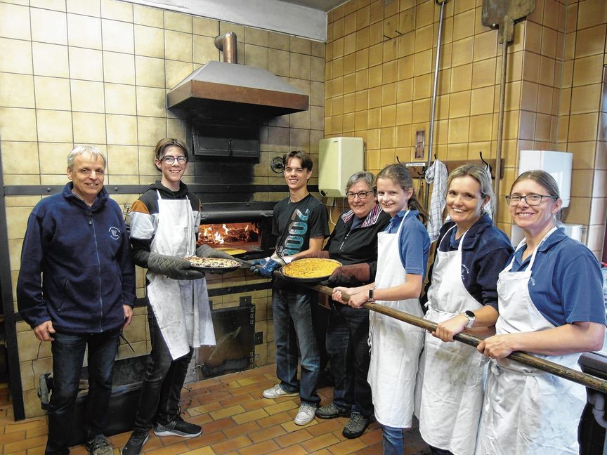 Bernhard Schröter, Malte Gehring, Marc Schmid, Sabine Schröter, Julika Schmid, Anita Schmid und Ramona Gehring (von links) hatten alle Hände voll zu tun. Doch: Der große Aufwand lohne sich, sagt Bernhard Schröter.