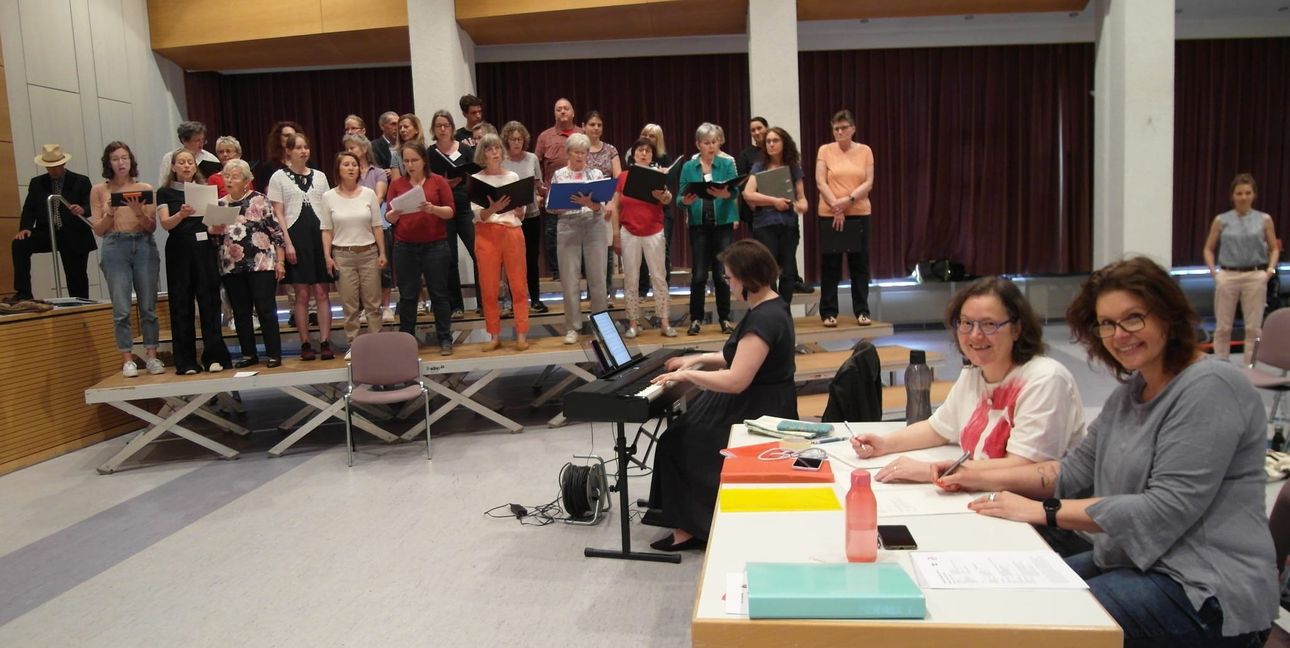 Seit April dieses Jahres laufen die gemeinsamen Schauspiel- und Chorproben für das Krimi-Chorkonzert  „Mord an Bord“, das der Liederkranz Magstadt am Samstag, 26. Oktober in die Festhalle bringt - unter der musikalischen Leitung von Melanie Schlerf (am Piano) und unter der Regie von Christa Stoll und Stefanie Reinhardt-Zeleny (am Regiepult sitzend von links).