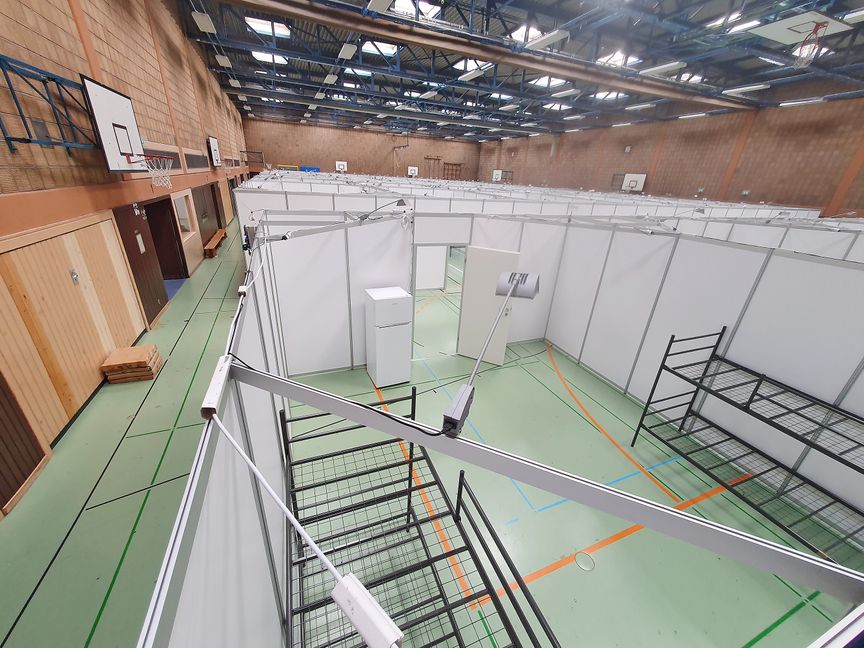In 37 Parzellen finden Menschen in der Sporthalle der Gottlieb-Daimler-Schule 1 in Sindelfingen Schutz.Bild: Wegner