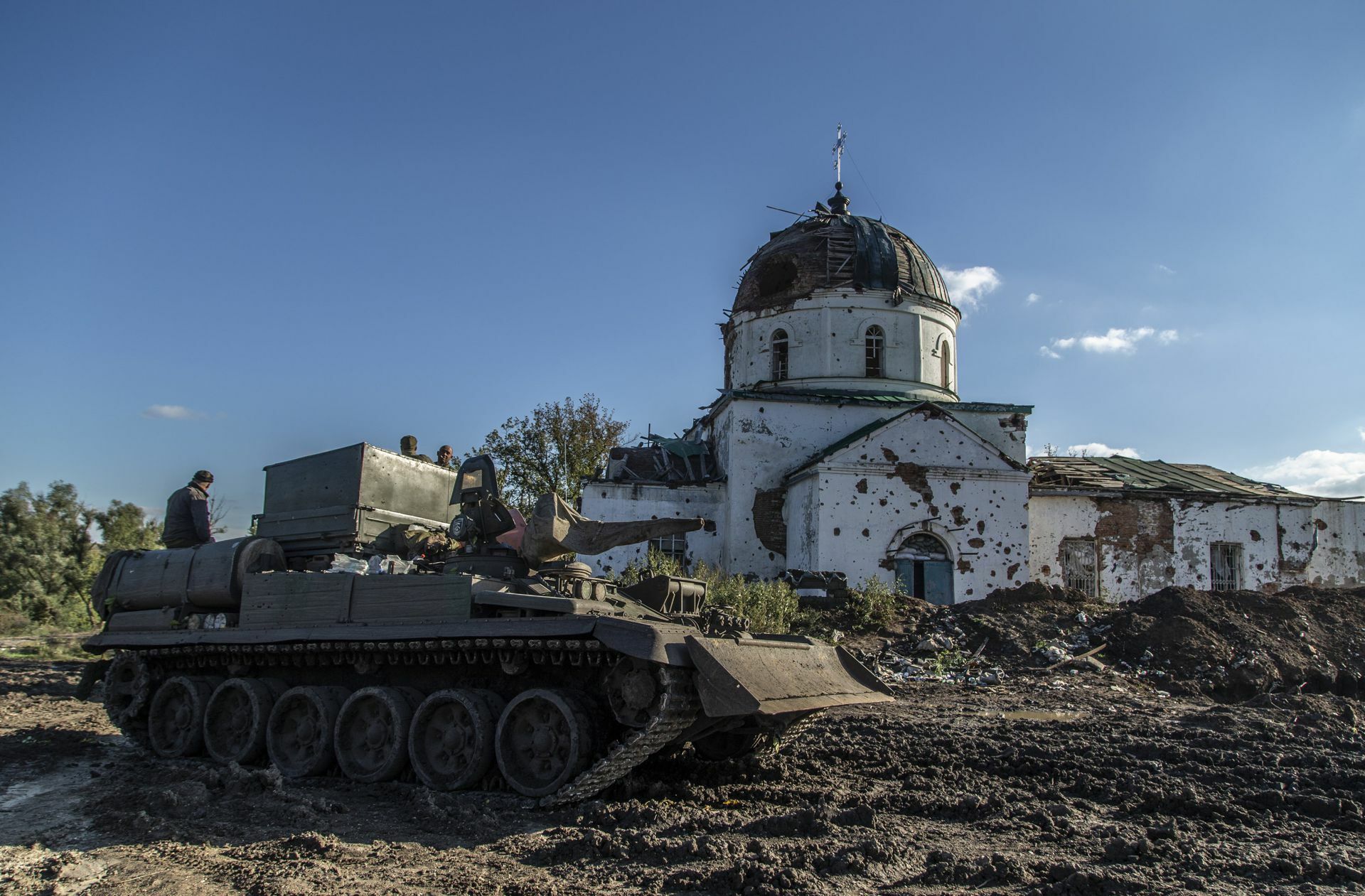 Russische Soldaten sind geflohen, der  Panzer bleibt zurück.