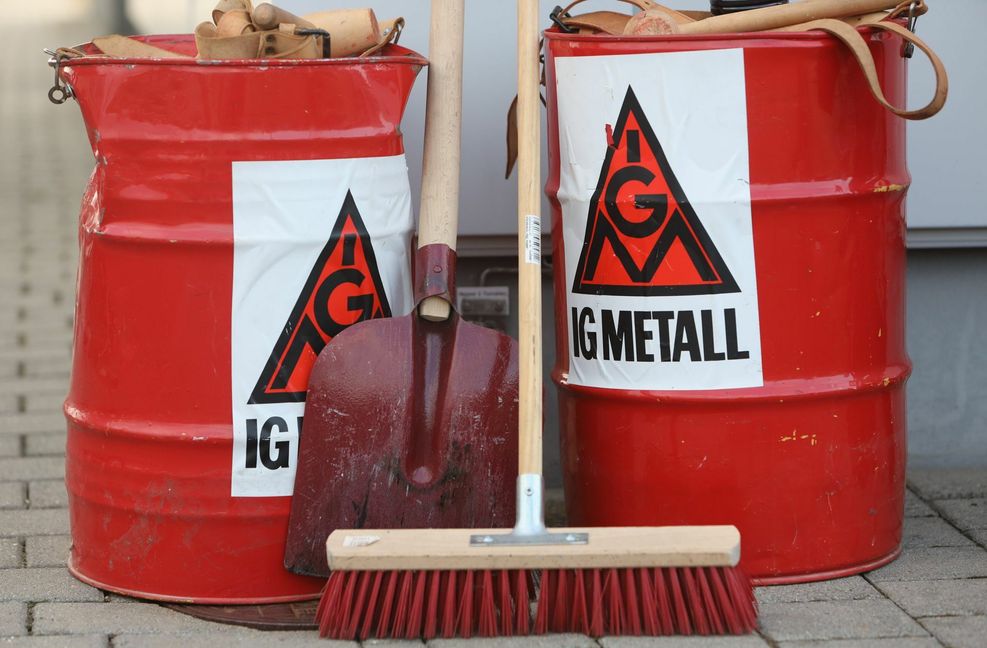 Die Feuertonnen für die Streikposten am Werkstor stehen bereit.