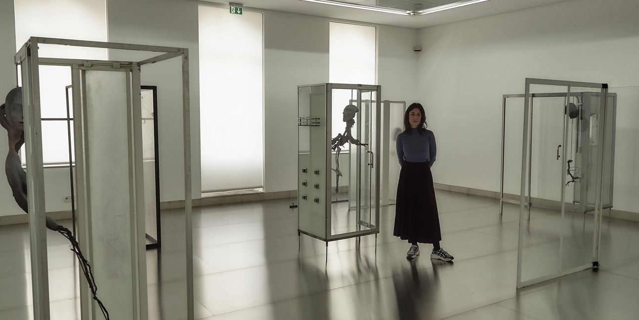 Galerieleiterin Hannah Eckstein in der Installation „dry salvages“ von Giulia Cenci.