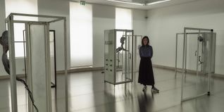 Galerieleiterin Hannah Eckstein in der Installation „dry salvages“ von Giulia Cenci.