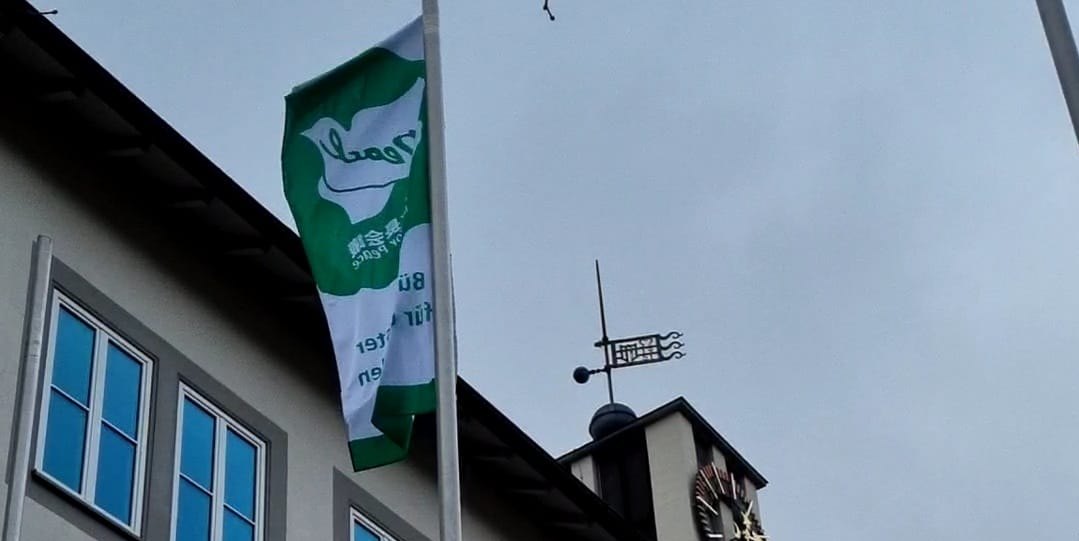 Die Stadt Böblingen ist wie die Stadt Sindelfingen Mitglied der Initiative Mayors for Peace und hat in Vergangenheit regelmäßig die Friedensflagge vor dem Rathaus gehisst.